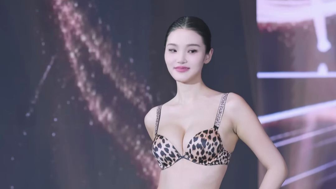 近距离直拍，朴实有华的美女，饱满圆润，感觉像艺术品，不是庸脂俗粉