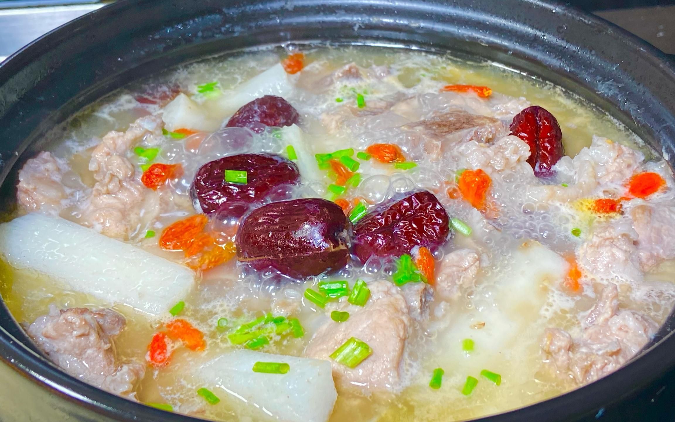 榴莲壳炖排骨汤,肉质鲜嫩,汤汁营养丰富,家人直接当饭吃了两碗