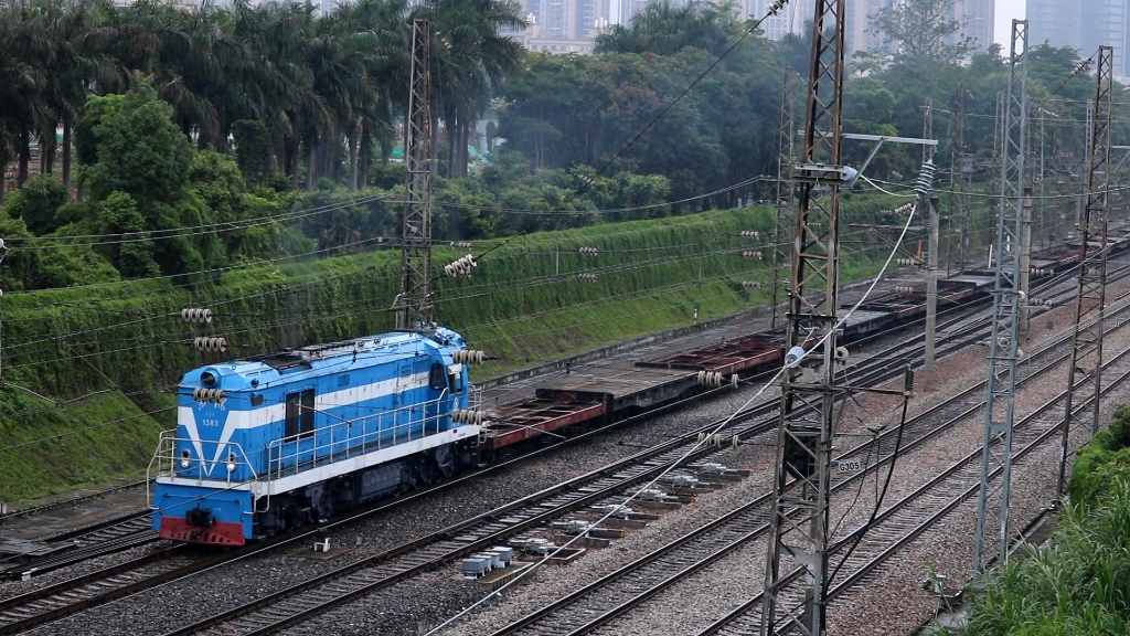 广深铁路df5牵引全列板车通过平湖富安跨线桥