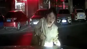 第398期：美女骑车被撞得哇哇叫，你倒是看着点啊！