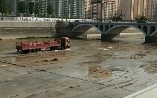 大货车:我就算你城市再限高也阻止不了我进城哔哩哔哩bilibili