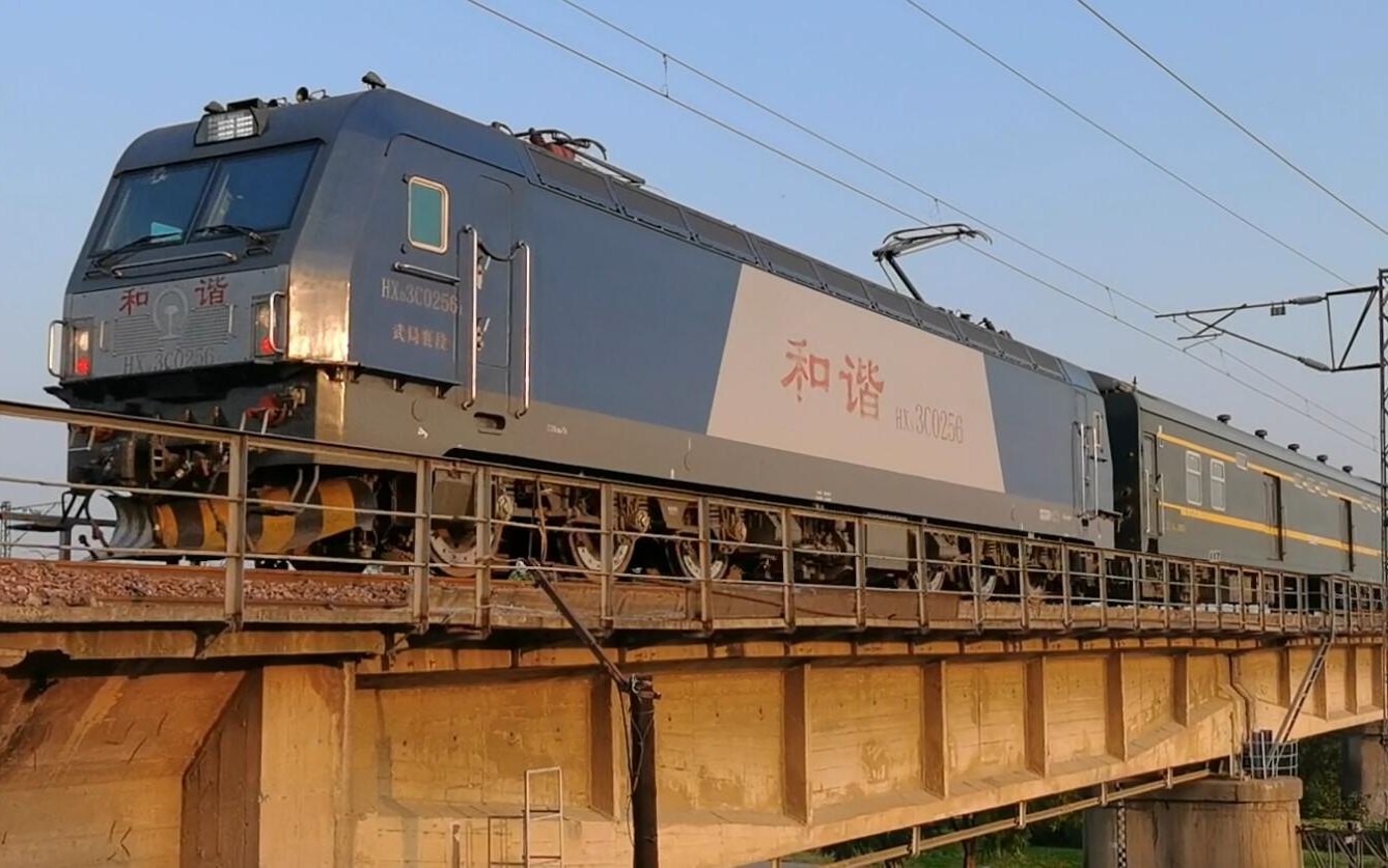 焦柳铁路上行线k206次旅客列车通过k117 000(洛河桥北)