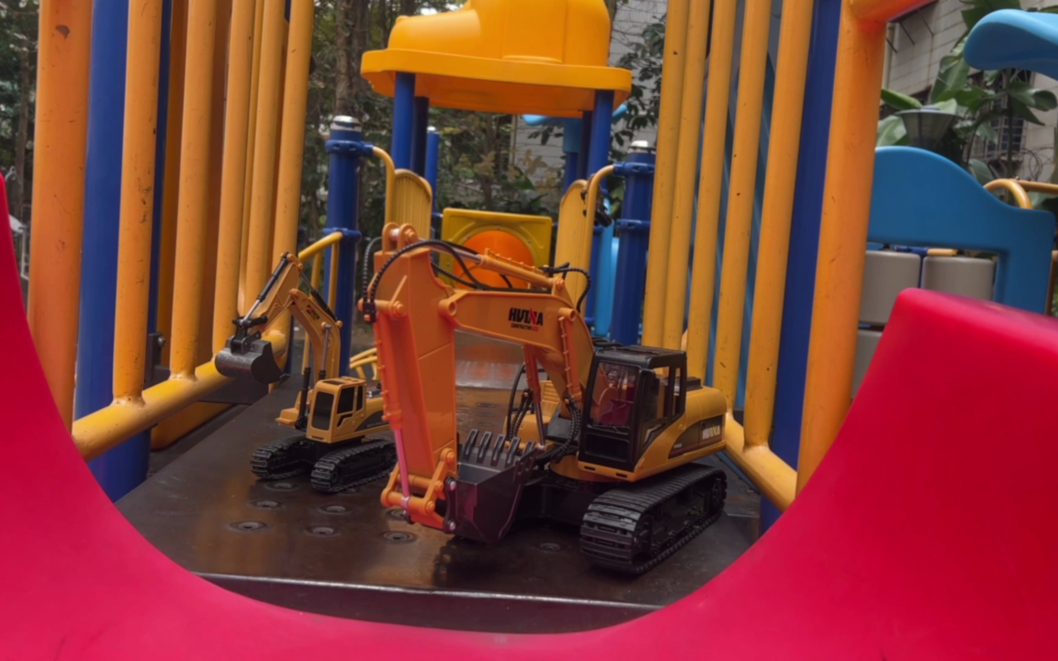 公园游乐场发现两台挖掘机,一台是小挖机,一台是大挖机
