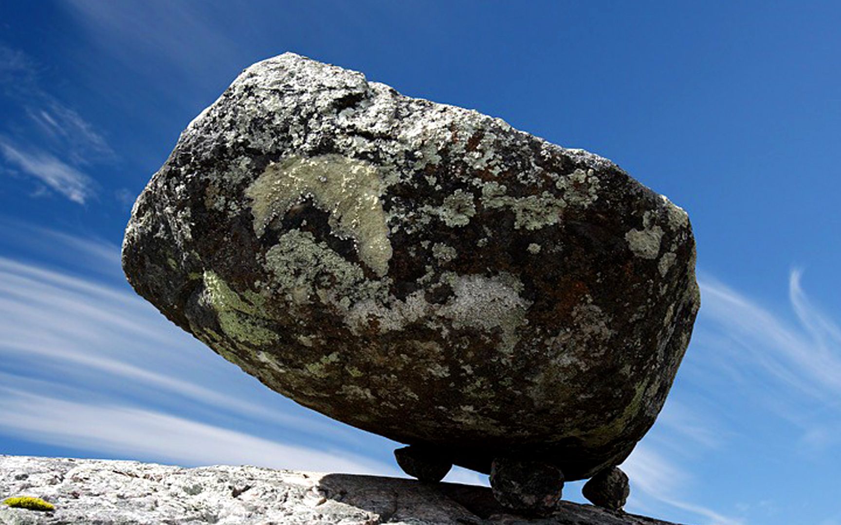 巨大平衡石之谜,到底是自然形成,还是人为打造?千湖之国怪石坡