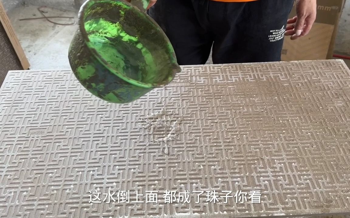 瓷砖背面脱模剂太厚,滴水成珠一点不吃水,瓦工怕脱落只能洗刷刷哔哩哔哩bilibili