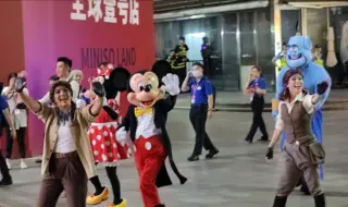 Video herunterladen: 2024上海旅游节开幕式，普通老百姓站南京东路步行街边围观各国表演队和花车大巡游～，2024-09-14 周六 晚 18：45后 上海黄浦区南京路步行街世纪广场