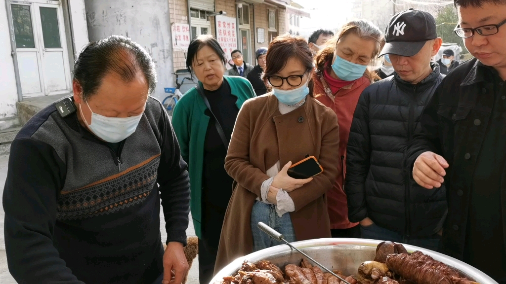 济南曹家熟食天价猪肺,不管刮风下雨每天排队才能吃得上哔哩哔哩bilibili