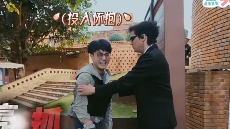 王铮亮绕柱太快,投怀送抱猎人!苏醒找到npc"张远",对话太好笑