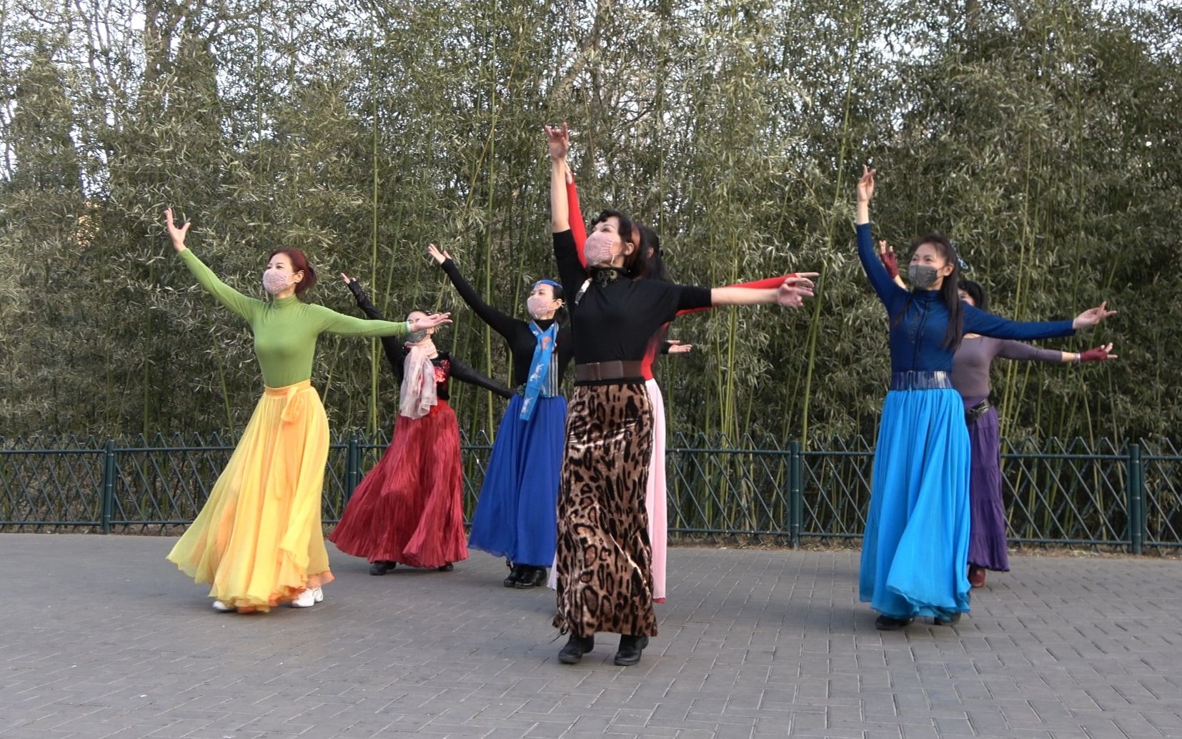 广场舞《康巴情》杜老师领舞,动作优美好看,跳得真好