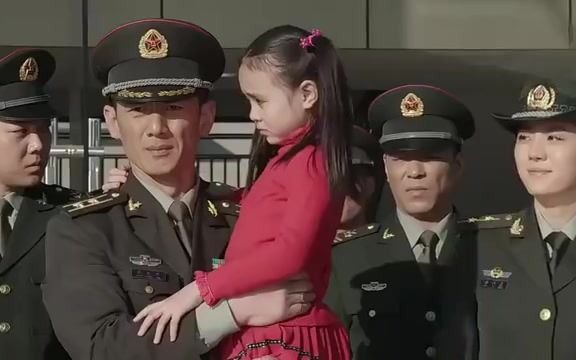 [图]特种兵蓝妞不愧是飞狼的女儿，一眼看出女兵军衔，女兵都惊讶了