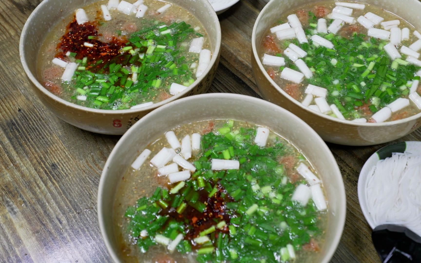 《食在建水》——优雅品味之旅,尝鲜甜爽口草芽过桥米线