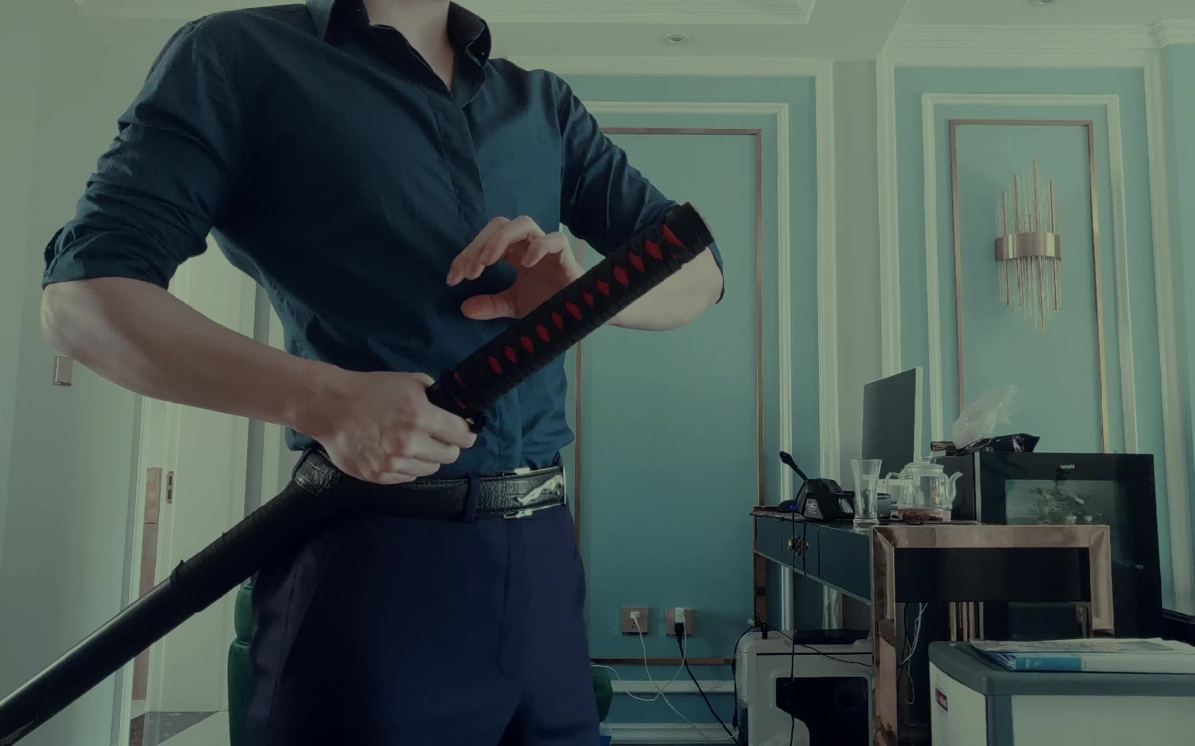 在家憋得玩会收刀,吃nm的蝙蝠!我想工作!