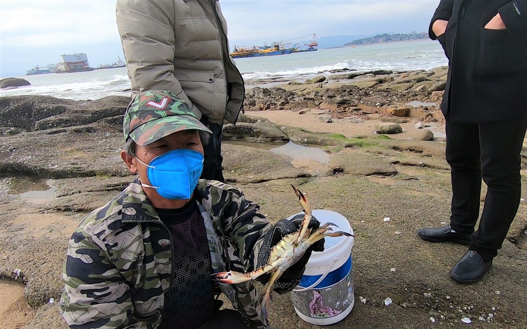 来叔赶海福气连连呀!小水坑里也碰到值钱鱼货,还遇到粉丝送海鲜