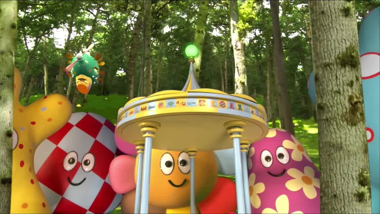 圣诞节到啦,花园宝宝一起在花园旋转亭跳舞!