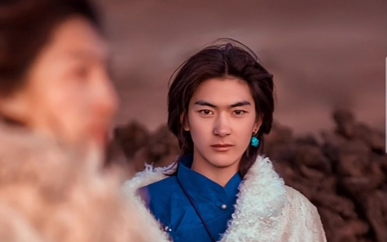 理塘县奔戈乡颜王理塘珍珠被太阳晒的皱眉的珍珠无聊的走路抖音搬运