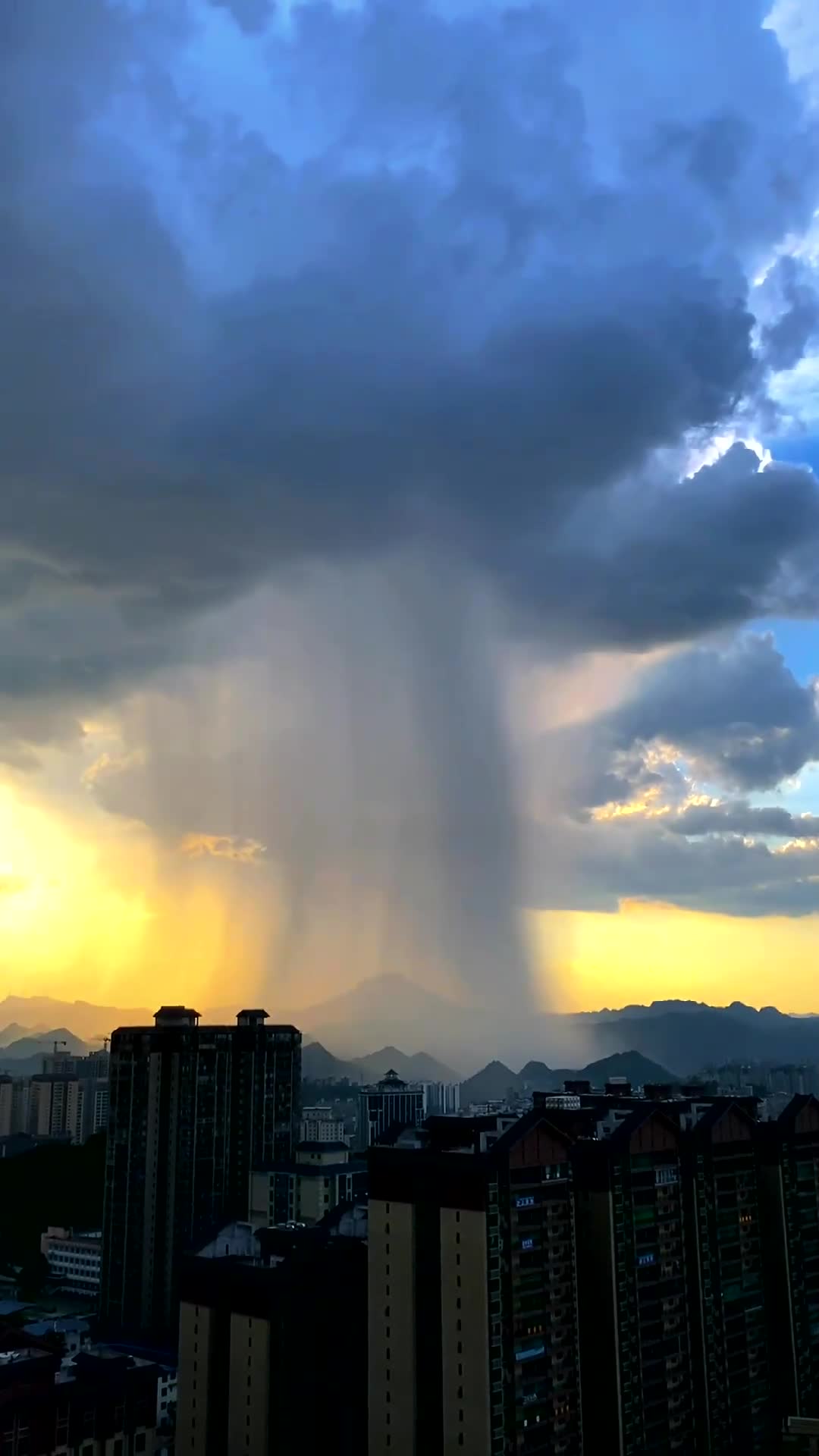 这应该就是天气预报里常说的"局部地区强降雨"吧 这么绝美的一幕 该