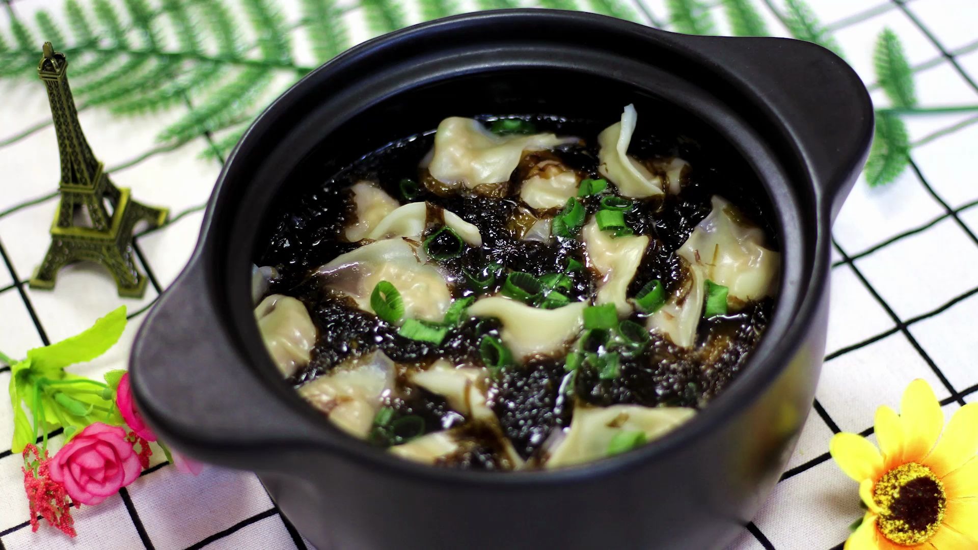 想吃砂锅馄饨别出去买了,自己在家就能做,皮薄馅大超好吃_哔哩哔哩 (