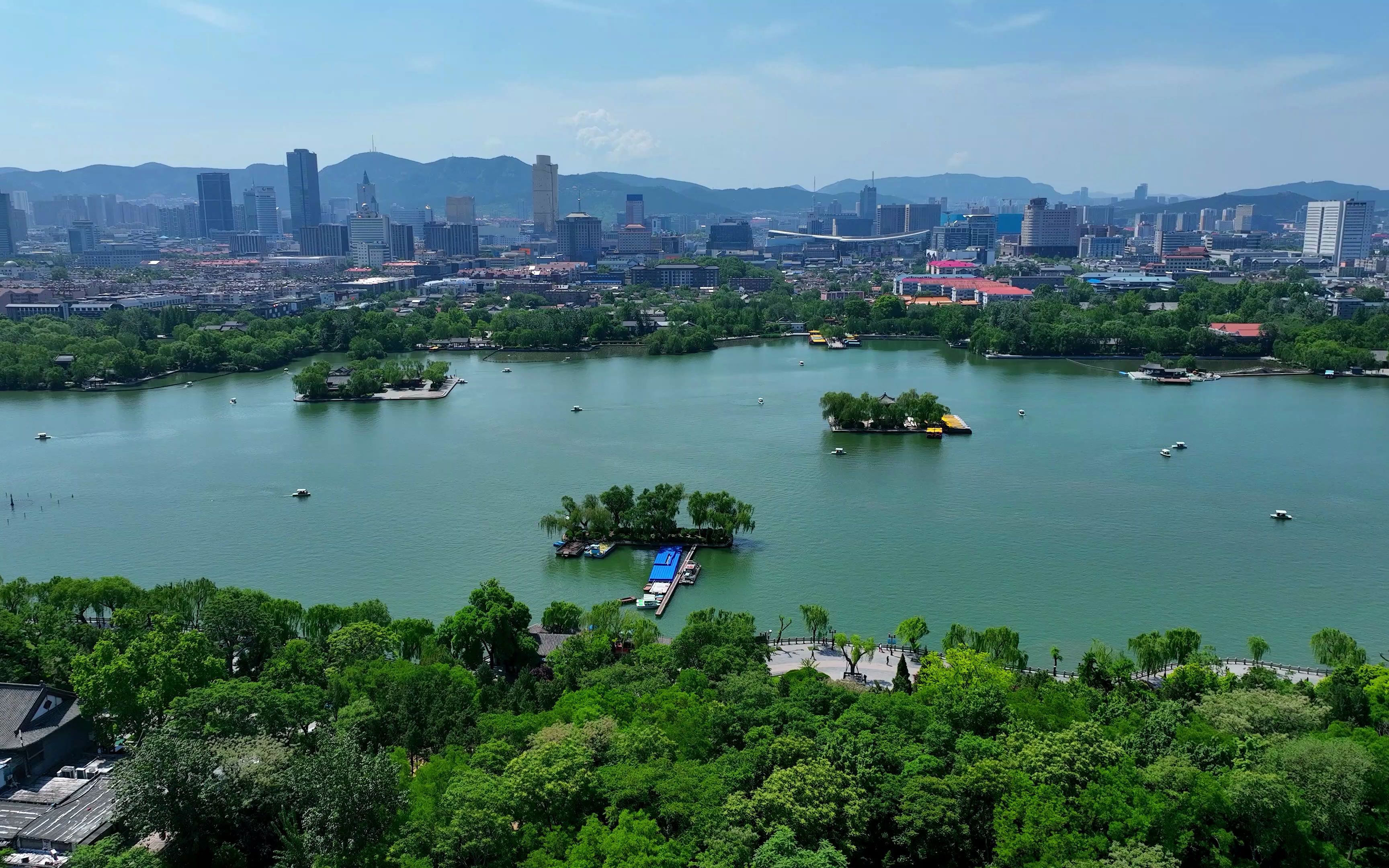 航拍蓝天白云下的济南大明湖,一城山色半城湖,风景美如画卷