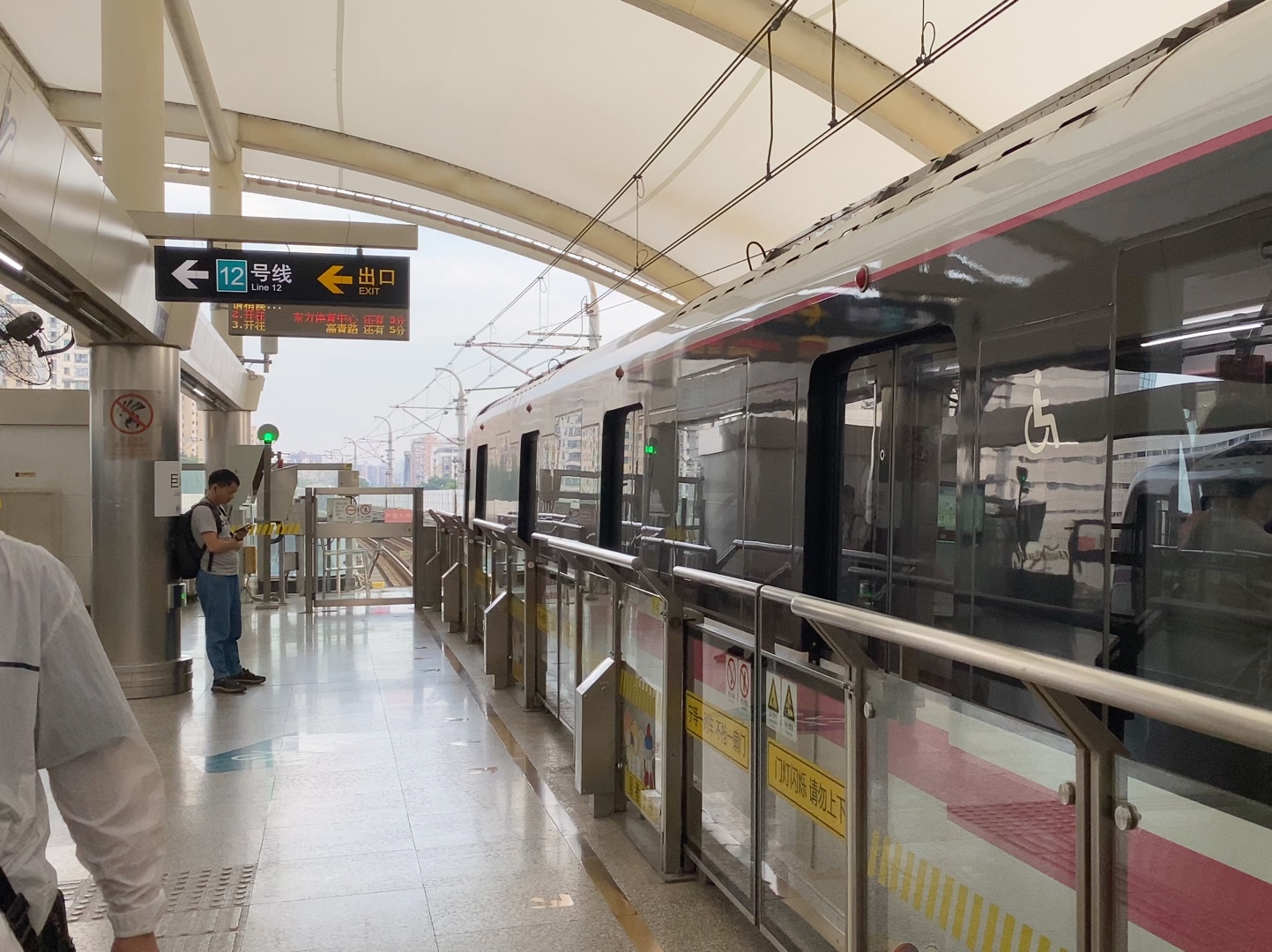 【上海地铁】6号线06c03型列车巨峰路站出站