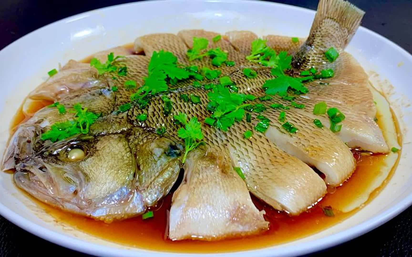 清蒸鲈鱼时,切记不要用盐和料酒腌制,教你一招,鱼肉嫩嫩超美味