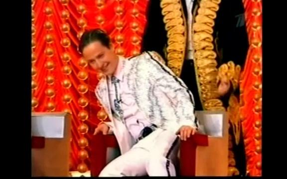 [图]【Vitas】维塔斯惨遭众人合伙整蛊，被骗演唱俄语版《蓝靴子》