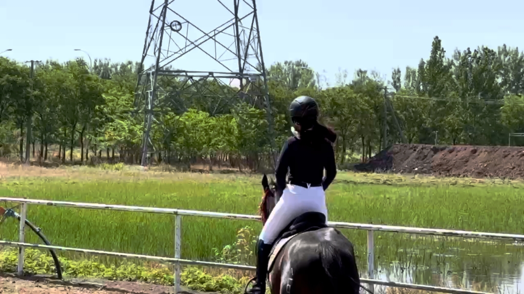 美女装备齐全训骑小马