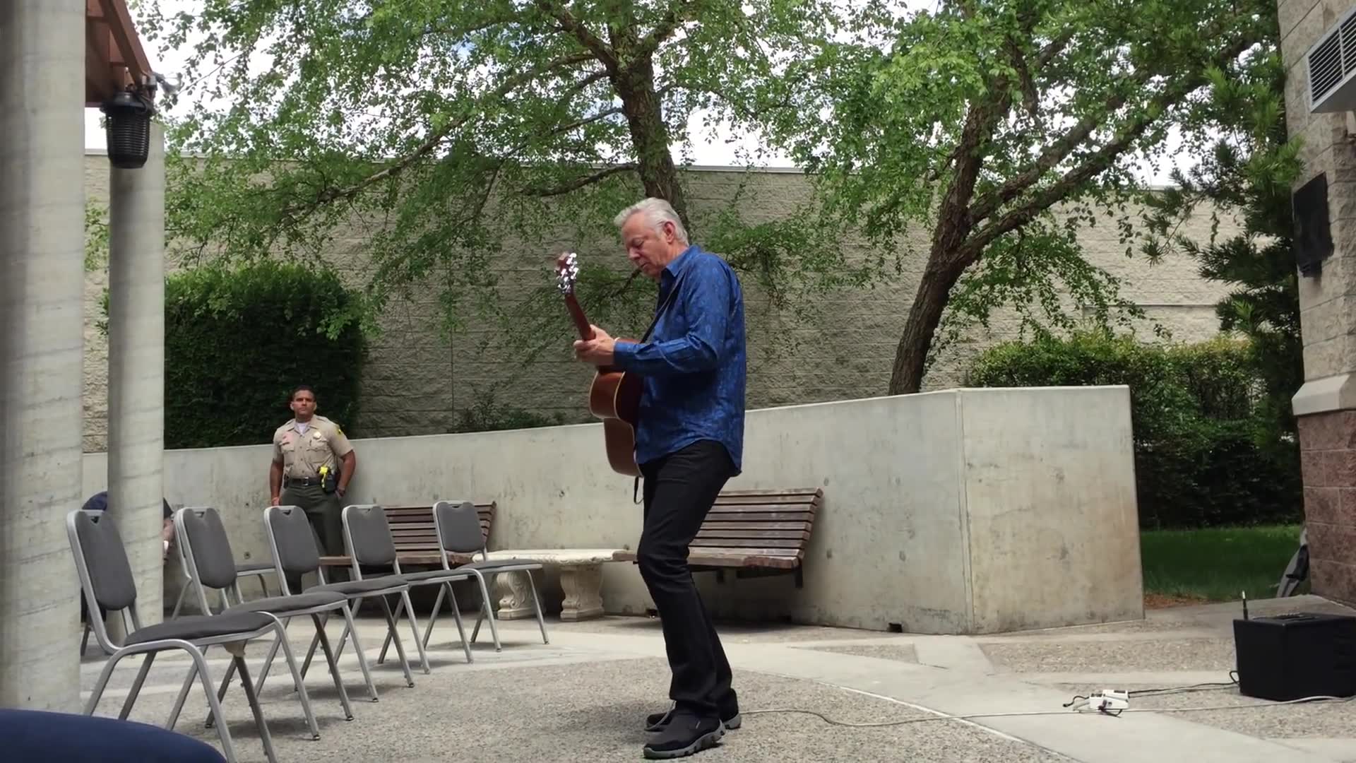 [图]【老爷子在监狱的演出】Tommy Emmanuel -Saturday Night Shuffle / Nine Pound Hammer