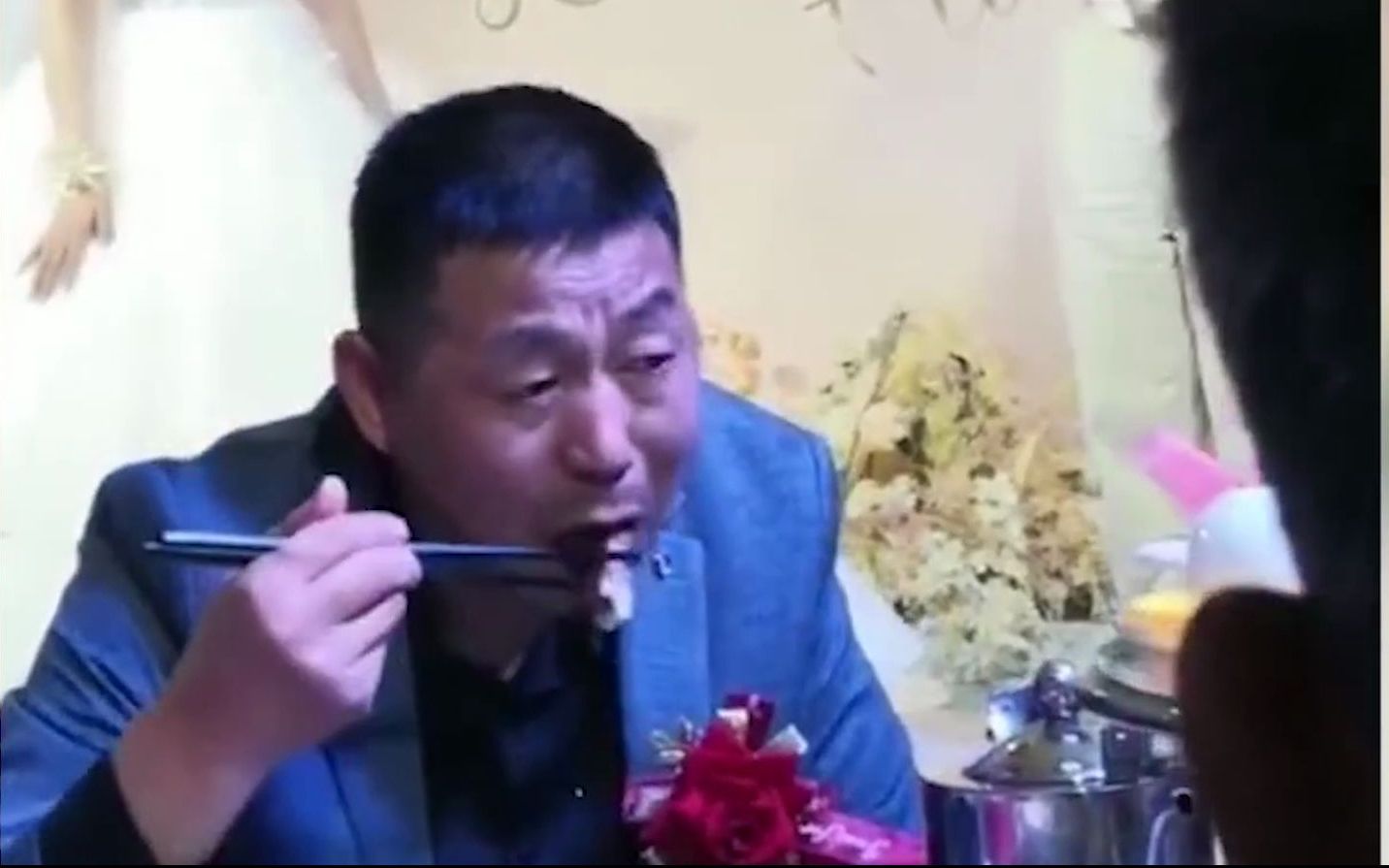 [图]婚礼上，请别拆穿那个低头吃肉的父亲