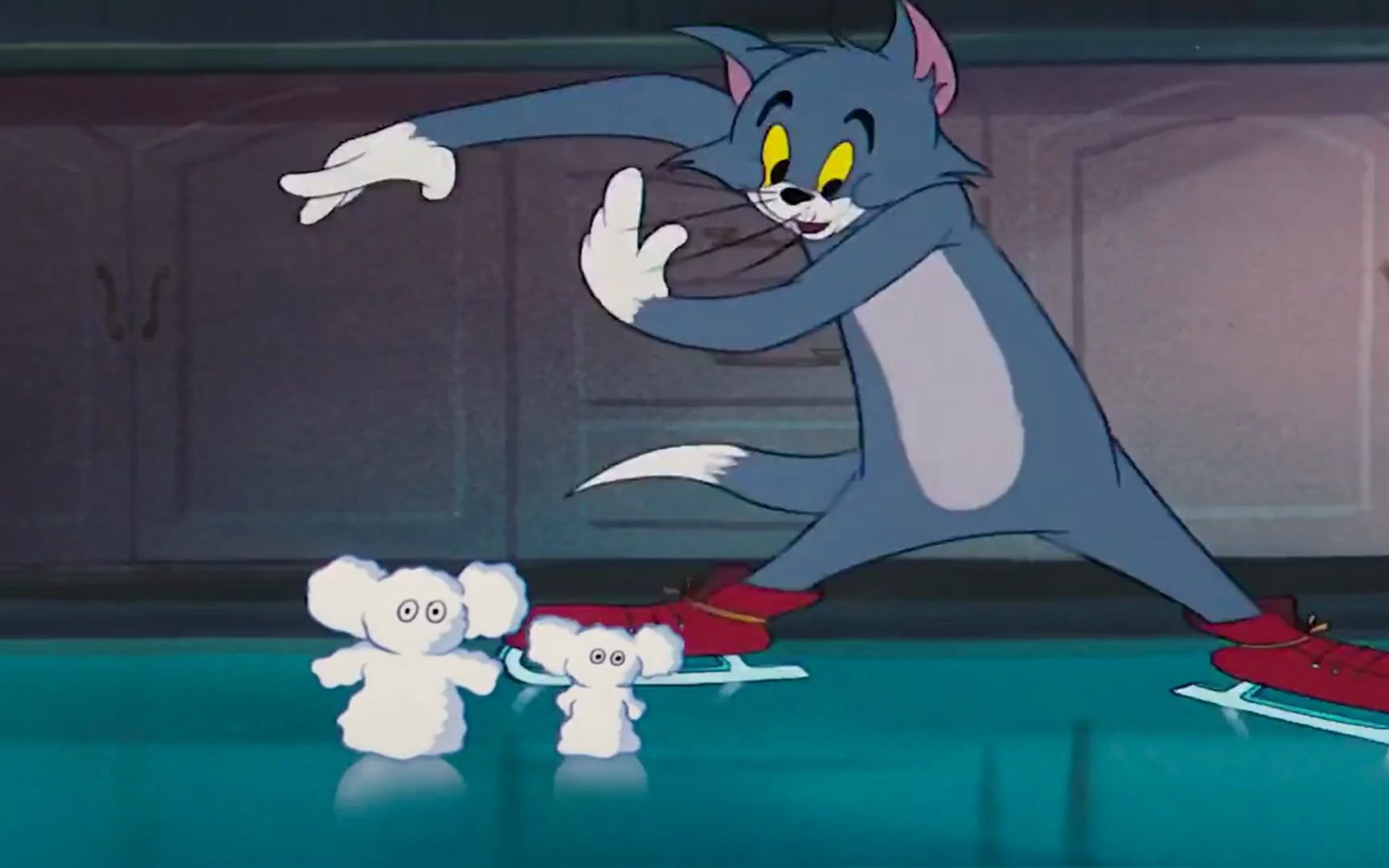 杰瑞与泰菲把厨房变成溜冰场,在里面体验滑板,结果被汤姆捣乱!