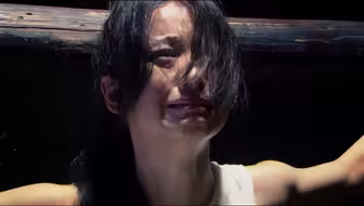 逼供：美女打死不招供，谁知却来了个猥琐大叔，直接崩溃了