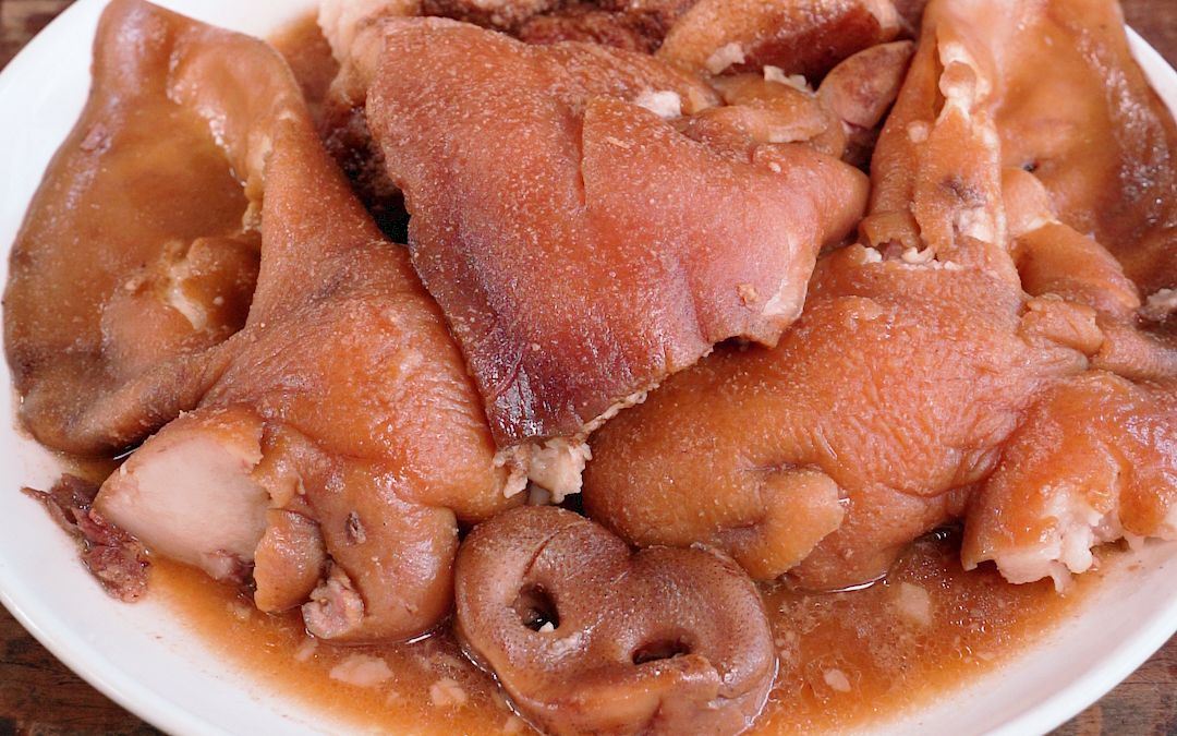 活动作品化了烟熏妆的猪头做一道成都名菜豆渣猪头叫上亲朋好友一起吃