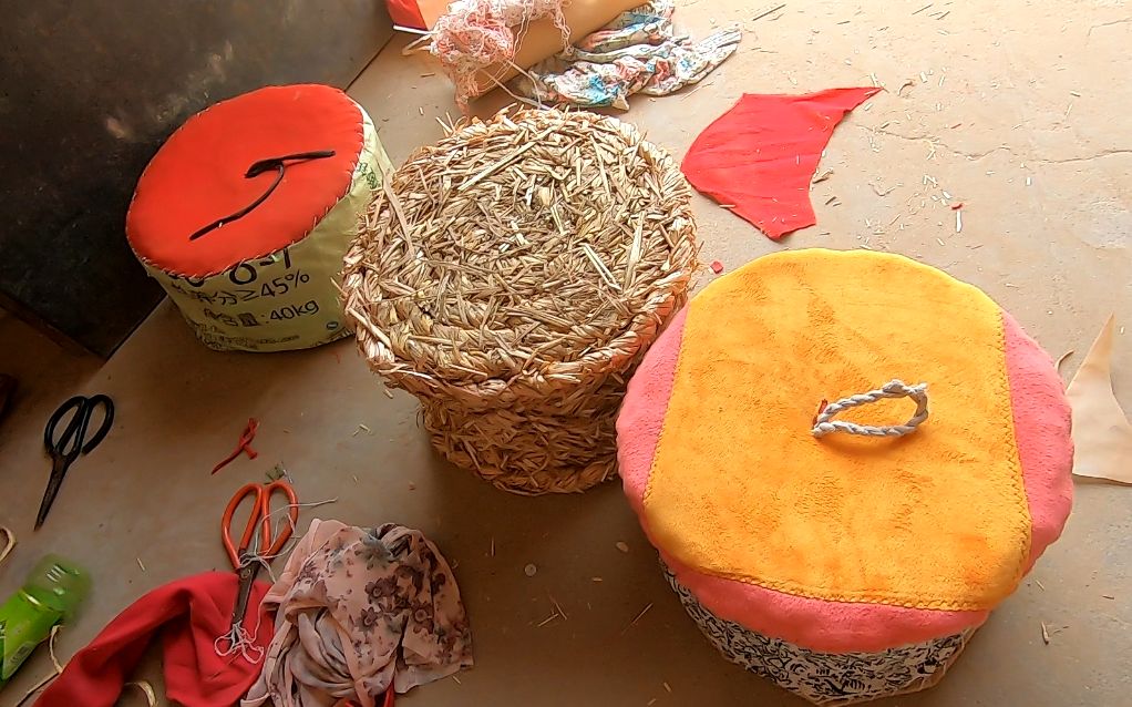 农村大妈用麦秸秆做草墩,用破衣服做垫子,比买的好看还舒服