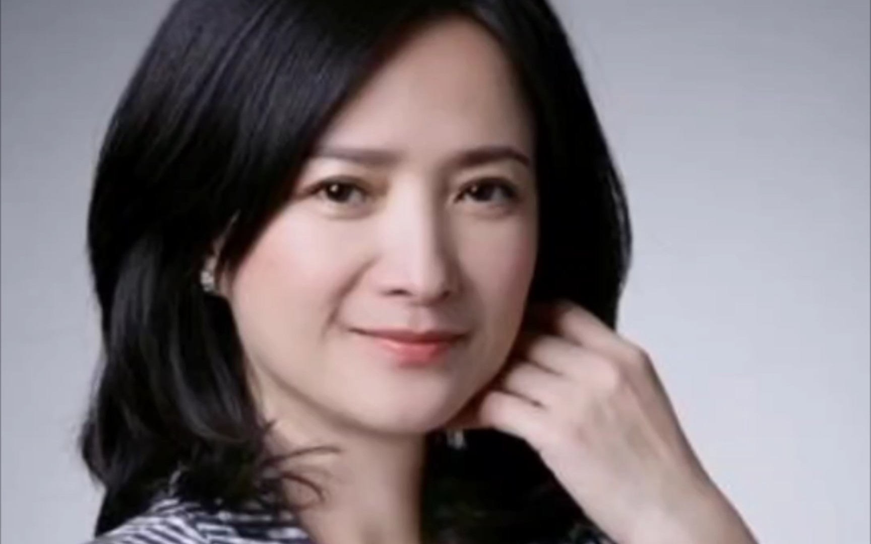 何晴长相很好脾气温和面相很一般五官都差一口气就弱下来了听声音就更