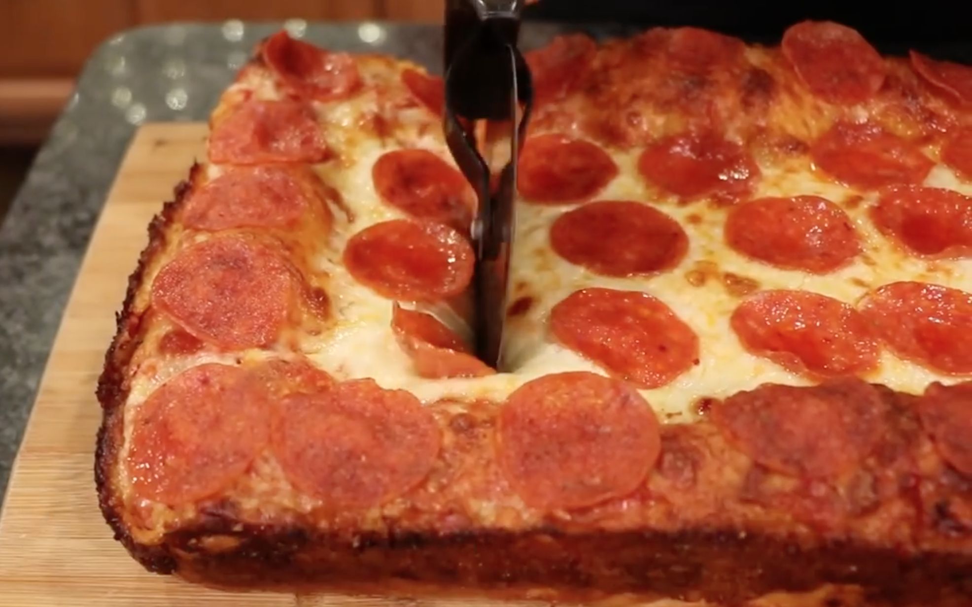 请做一个有深(zhi)度(shi)的帕帕罗尼卷边儿披萨【hellthyjunkfood】