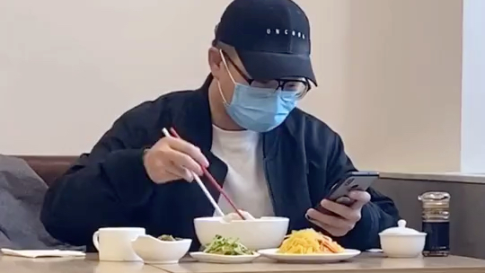 戴口罩吃东西大家想过,但没有见过吧_哔哩哔哩 (゜-゜)つロ 干杯