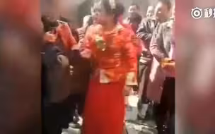 解气：新娘遭掐脖跪拜，当场大怒猛扇其耳光