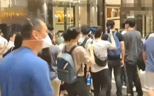 Download Video: 台北直击 | 佩洛西鬼鬼祟祟进酒店，台湾民众抗议高喊：滚回去