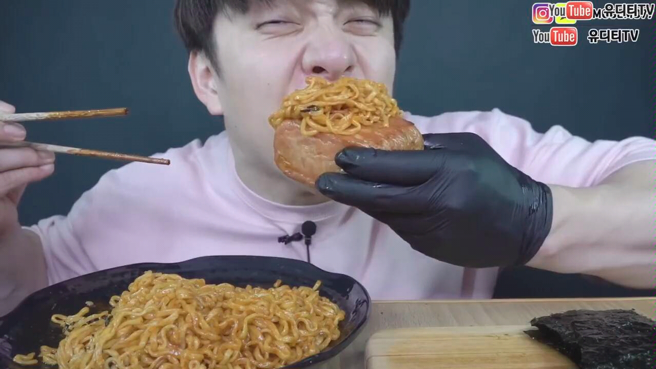 【udt】深渊巨口吃播:大口吃午餐肉,香肠,拉面合集_哔哩哔哩 (゜-゜)