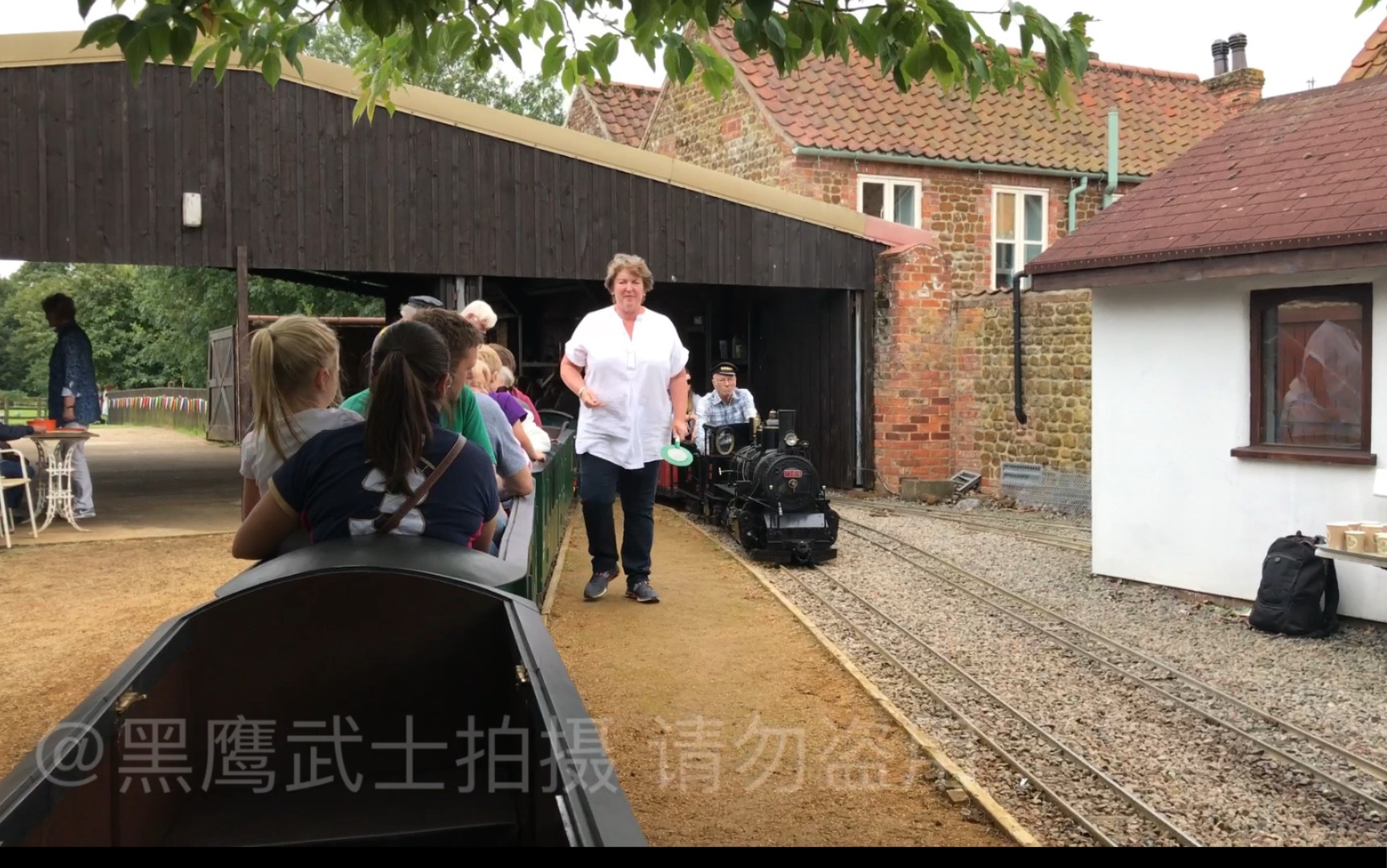 [图][迷你铁路]英国诺福克郡 诺顿山丘轻便铁路Norton Hill Light Railway蒸汽机车返回，内燃机车准备出发～