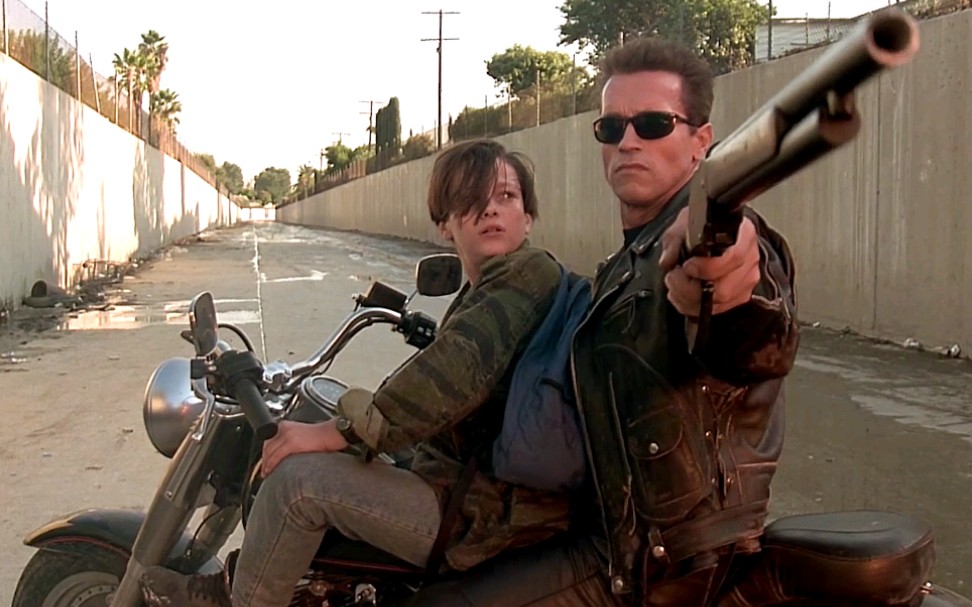 终结者2里的追逐战真的是太经典州长甩枪的动作真的帅炸了