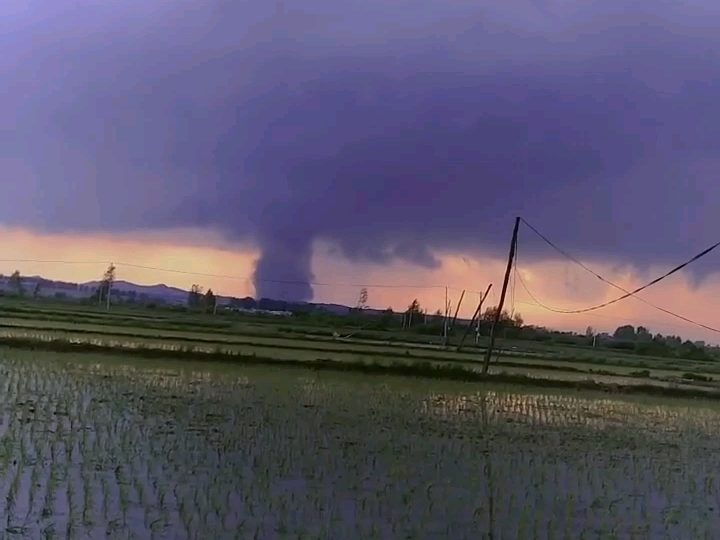2021年6月1日黑龙江尚志龙卷风,三个时间跨度较大的形态,田里三段极短