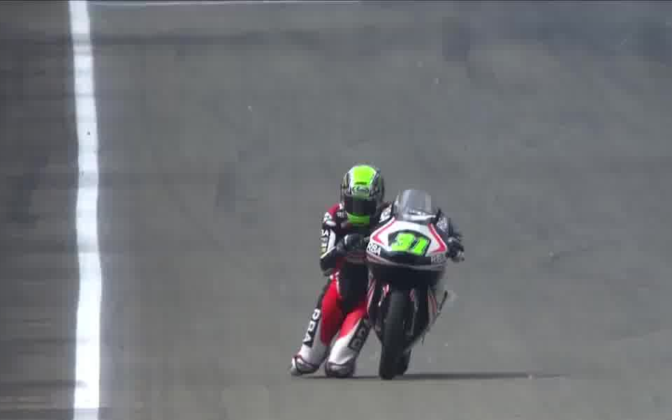 [图]【Moto3】Niklas Ajo讲述怎样跪着冲线