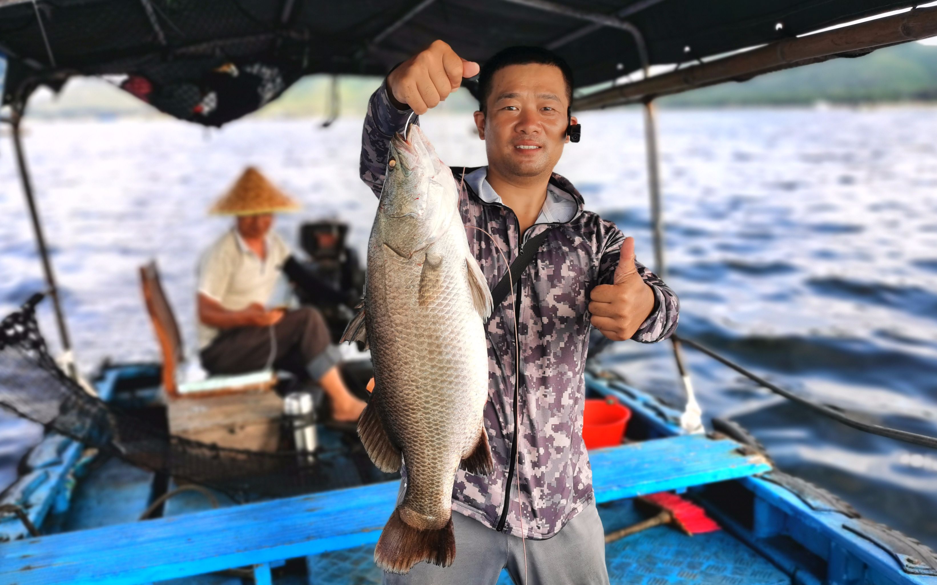 十来斤大鲈鱼,用自己做的筏竿钓起,这就是满满的满足!