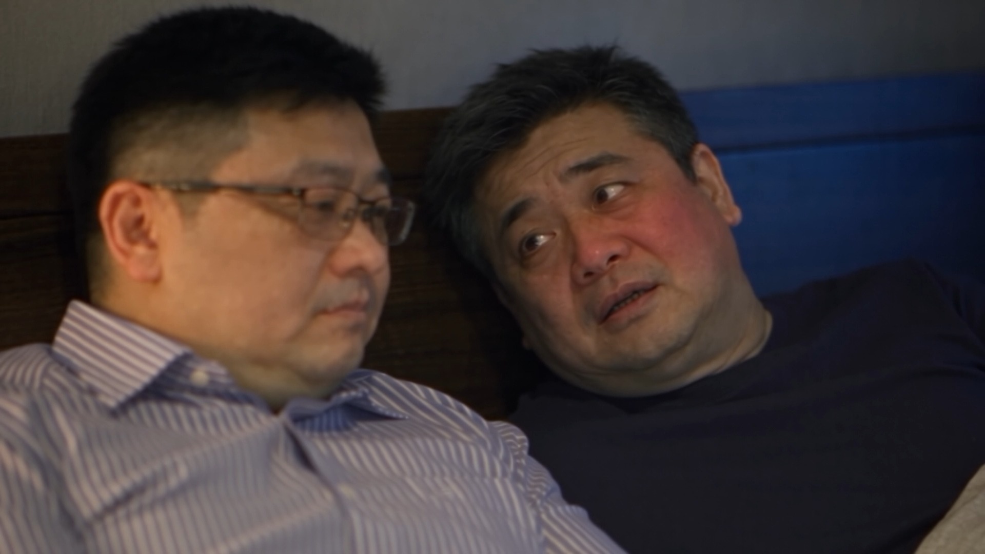 老王醉酒被老刘捡回来了