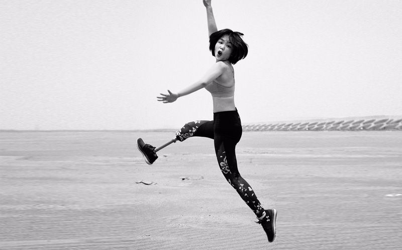 95后独腿女孩我就要把假肢露出来游泳健身穿短裙