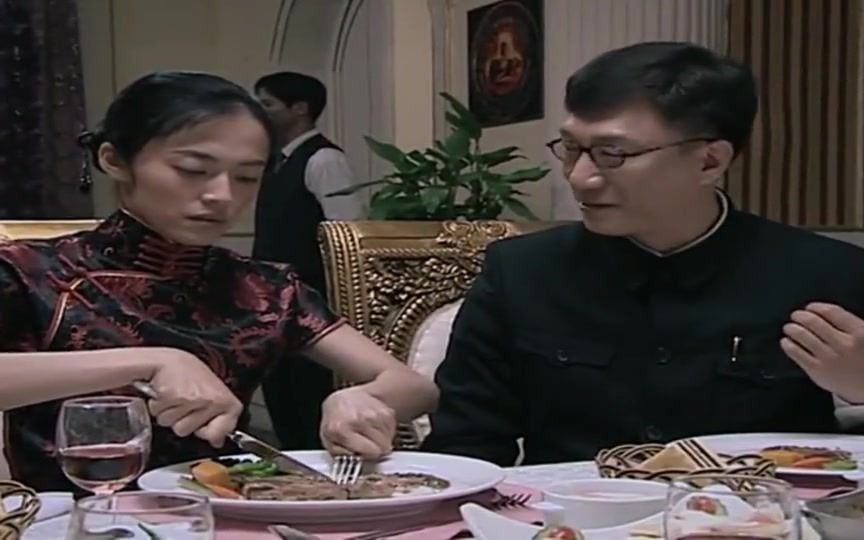 潜伏翠平不会吃西餐余则成教她怎么用刀叉她直接点了一碗面条