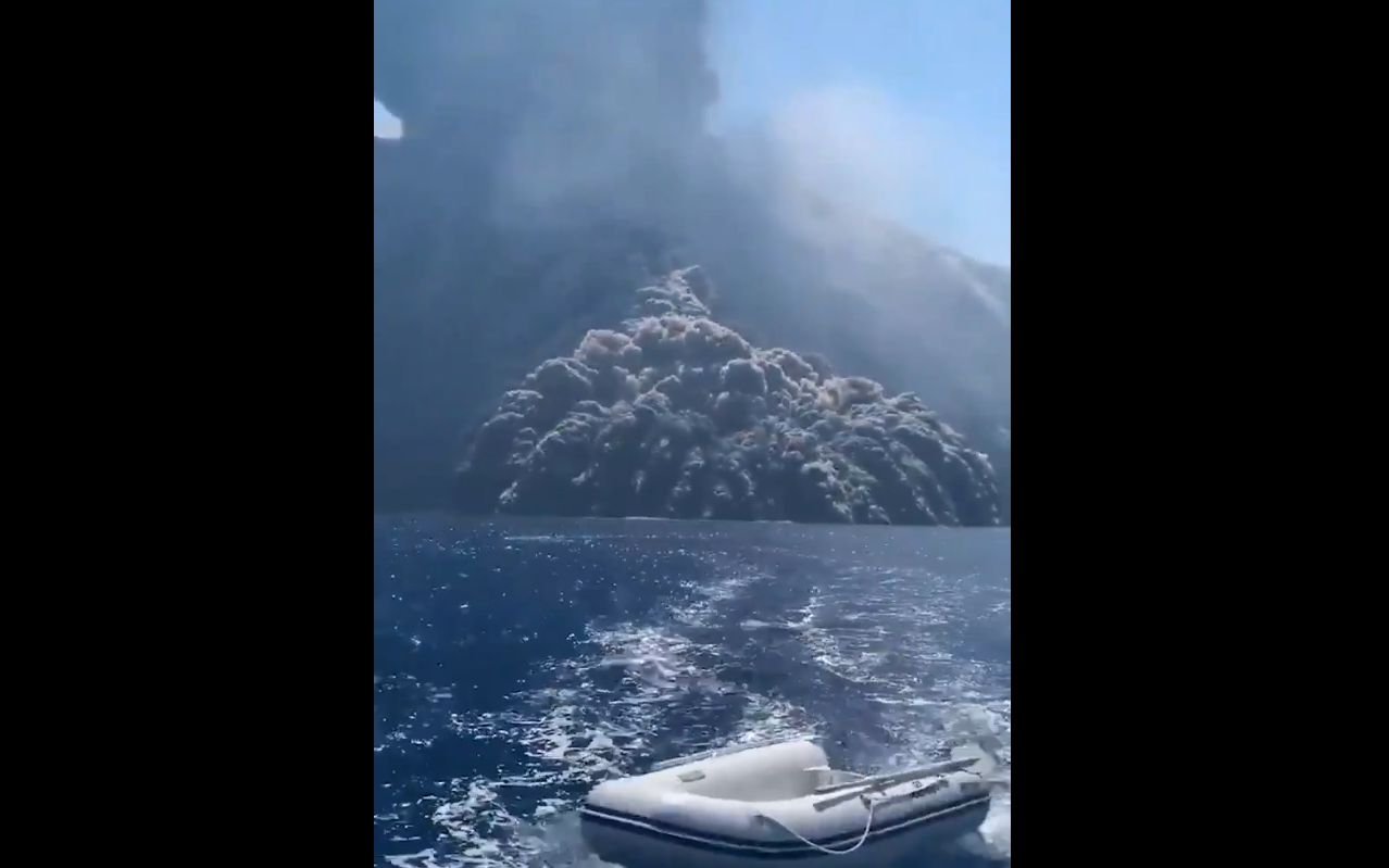 巨型海底火山突然爆发,场面让人瑟瑟发抖哔哩哔哩bilibili