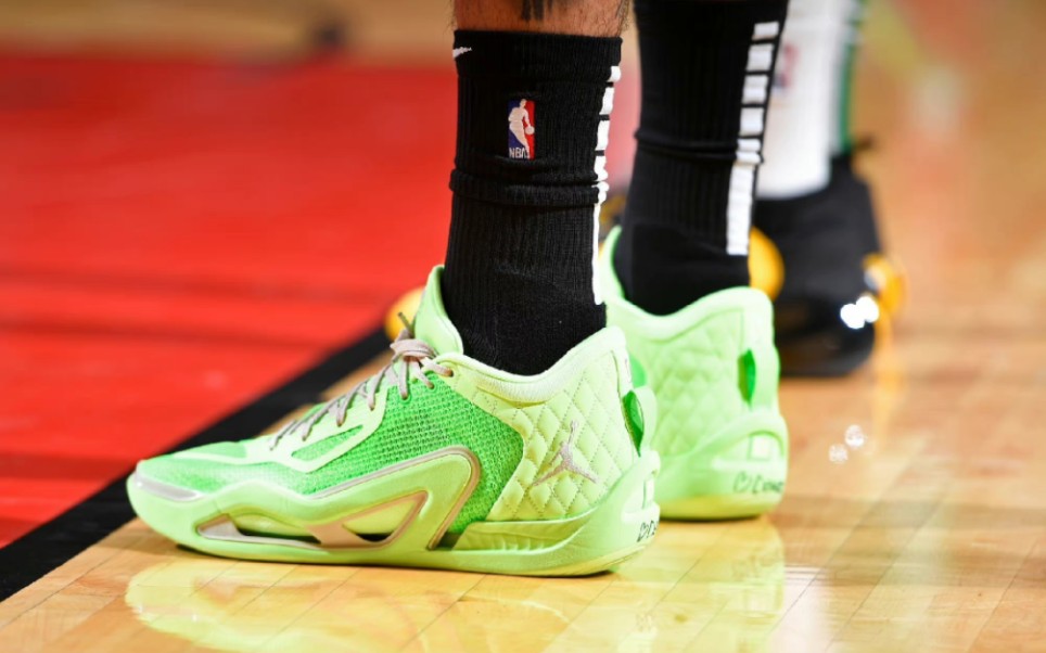 塔图姆上脚jt1新配色,布克鞋子有点帅,闪击8代再现nba