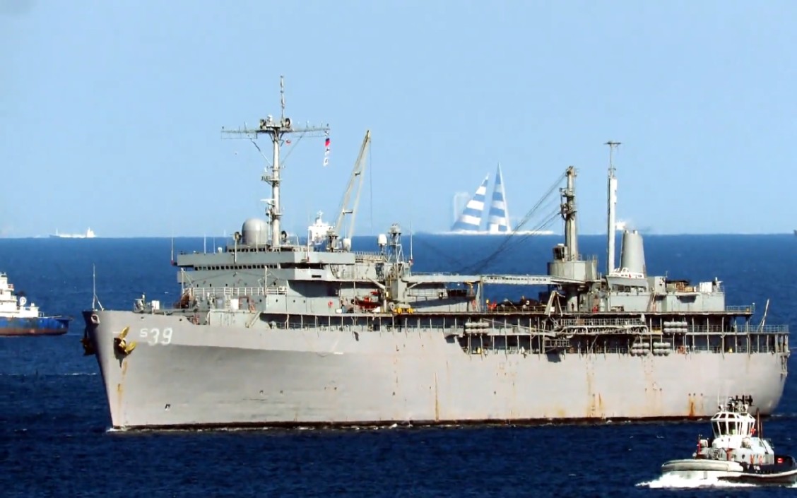 【舰船】美国海军"埃莫里·s·兰德"号(as-39)潜艇支援舰驶入横须贺港