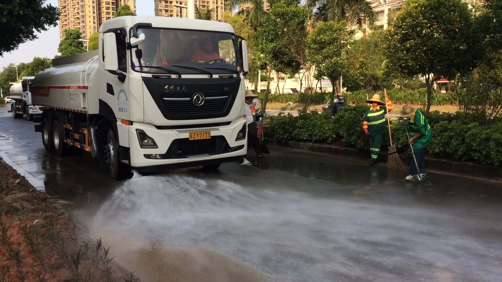 8.8清洗鹤山大道辅道污染-粤jy7173国六大型洒水车